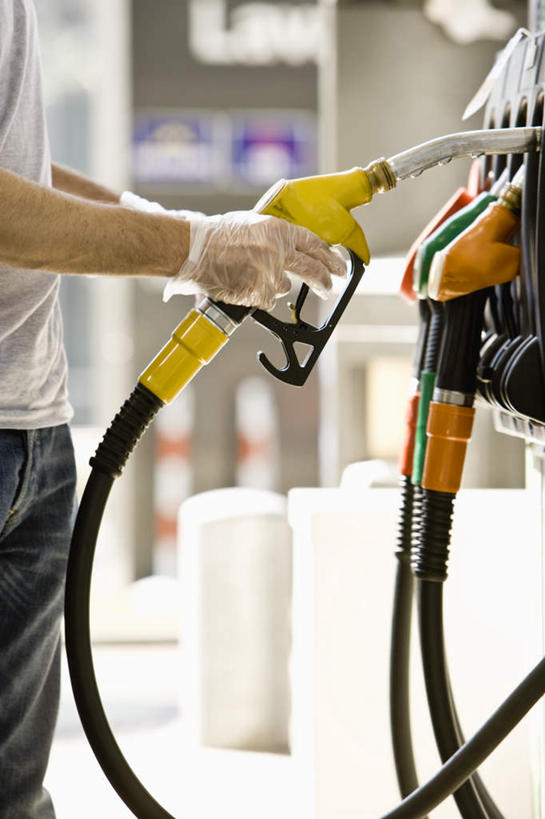 西方人,手,一个人,站,竖图,室外,白天,侧面,汽车,欧洲,欧洲人,仅一个男性,仅一个人,服装,拿,拿着,休闲装,车,仅一个年轻男性,衣服,手套,交通工具,轿车,加油,站着,休闲,手部,休闲服,服饰,加油站,汽油,加油枪,计量加油枪,输油枪,油枪,男人,男性,年轻男性,白种人,站立,半身,彩图