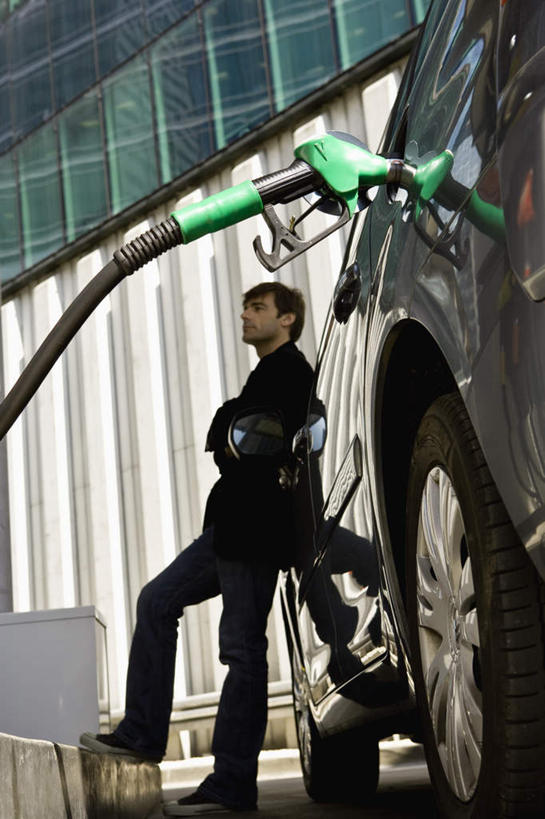 西方人,一个人,站,双手交叉,竖图,室外,白天,侧面,汽车,欧洲,欧洲人,仅一个男性,仅一个人,服装,休闲装,车,仅一个年轻男性,衣服,交通工具,轿车,加油,站着,休闲,休闲服,服饰,加油站,双手抱胸,汽油,加油枪,计量加油枪,输油枪,油枪,男人,男性,年轻男性,白种人,站立,彩图,全身