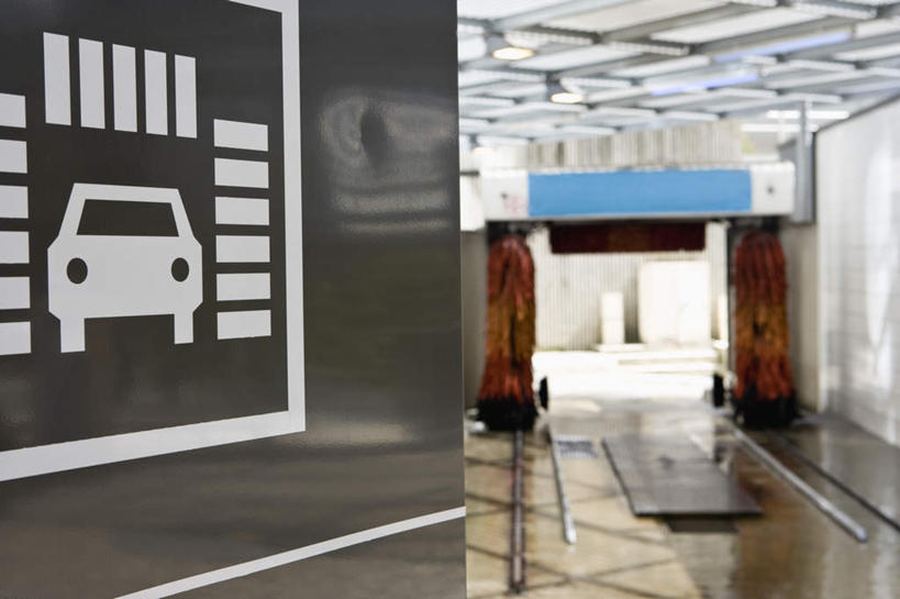 无人,横图,室外,白天,正面,指示牌,汽车,标志,文字,标识,车,一个,黑色,交通工具,轿车,单个,洗车房,彩图