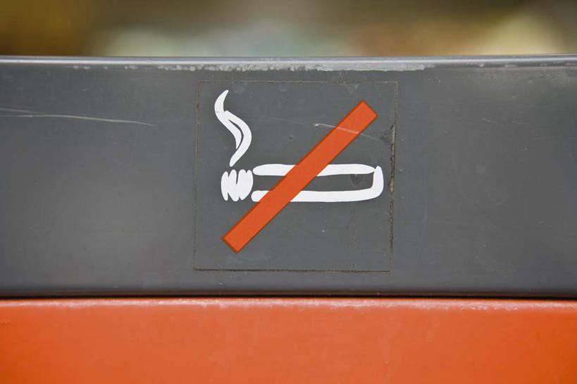 横图,室内,白天,正面,指示牌,香烟,标志,文字,警告,标识,一个,红色,烟,警示,单个,禁止,限制,危险,卷烟,烟草,纸烟,半身,彩图