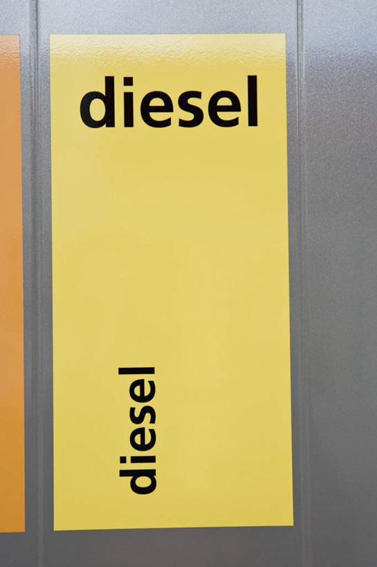 无人,竖图,室外,白天,正面,石油,一排,整齐,英文,标志,文字,字符,字母,标识,排列,黄色,黑色,加油站,英文字母,燃料,队列,化石燃料,彩图