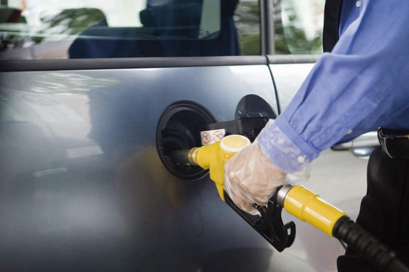 西方人,一个人,商务人士,商务男性,站,横图,室内,白天,正面,衬衫,欧洲,欧洲人,仅一个男性,仅一个人,套装,朦胧,模糊,拿,拿着,仅一个年轻男性,手套,加油,站着,加油站,能源,商务装,汽油,工薪阶层,加油枪,计量加油枪,输油枪,油枪,男人,男性,年轻男性,白种人,白领,上班族,站立,半身,彩图,衬衣