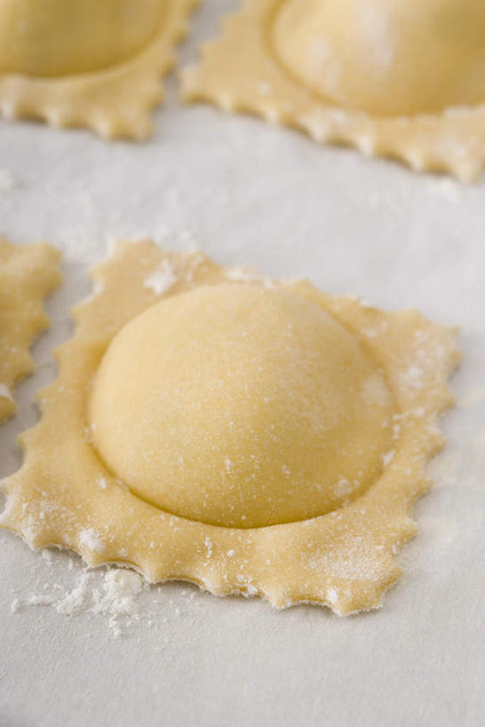 面食,面条,意大利面,无人,竖图,俯视,室内,特写,白天,西餐,一排,整齐,面,料理,食品,食物,排列,西式,摄影,影棚,队列,意大利馄饨,彩图,高角度拍摄,影棚拍摄,拍摄