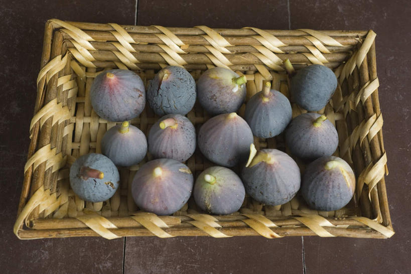 无人,横图,俯视,室内,特写,白天,桌面,桌子,无花果,静物,水果,一排,许多,新鲜,整齐,篮子,生食,食品,果实,竹扁,食物,排列,紫色,摄影,有机食品,绿色食品,影棚,竹编,队列,映日果,树地瓜,奶浆果,蜜果,彩图,高角度拍摄,影棚拍摄,拍摄