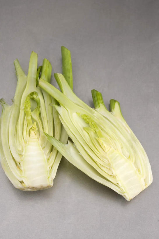 无人,竖图,俯视,室内,特写,白天,桌面,桌子,蔬菜,切开,新鲜,调味,香料,佐料,食品,半个,食物,两个,茴香,切,一半,摄影,有机食品,绿色食品,影棚,八角,八角茴香,大茴香,剖面,切面,八月珠,舶茴香,大料,作料,彩图,高角度拍摄,影棚拍摄,拍摄