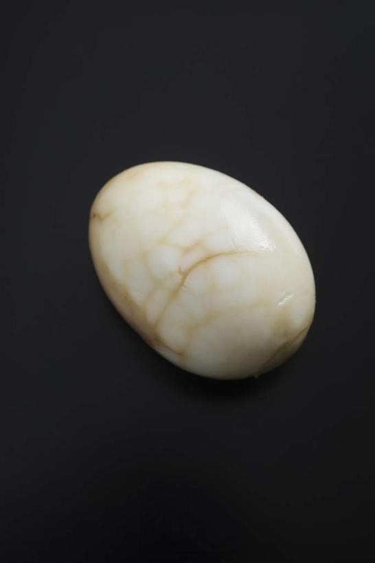 无人,竖图,俯视,室内,特写,白天,烹饪,中餐,桌面,桌子,黑色背景,蛋,鸡蛋,料理,食品,菜肴,美食,茶叶蛋,食物,一个,中式,摄影,佳肴,影棚,单个,草鸡蛋,彩图,高角度拍摄,影棚拍摄,拍摄