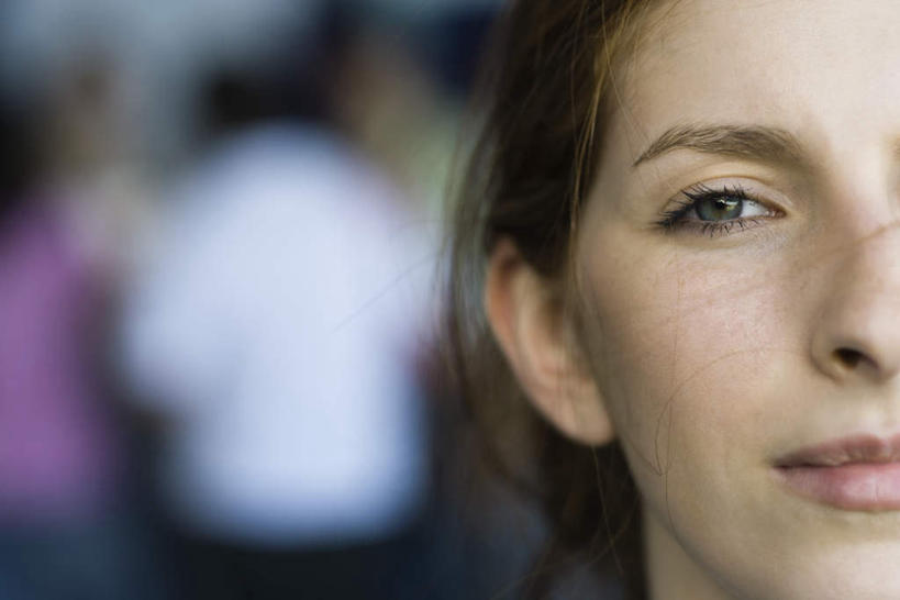 西方人,脸,头,脸颊,一个人,学校,教学楼,站,横图,室内,特写,白天,正面,欧洲,欧洲人,仅一个年轻女性,仅一个女性,仅一个人,朦胧,模糊,校园,站着,年轻女性,女人,女性,白种人,头部,脸部,脸蛋,面部,站立,半身,彩图,教室楼,教学大楼