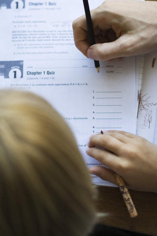 西方人,两个人,学生,教师,学校,站,坐,竖图,俯视,室内,白天,桌子,欧洲,欧洲人,撑,握,笔,拿,拿着,注视,书桌,校园,课桌,观察,教,看,站着,教室,讲解,握着,观看,两支,察看,撑着,关注,男孩,男人,男性,年轻男性,白种人,年轻人,讲师,教授,老师,站立,坐着,半身,彩图,高角度拍摄,男生