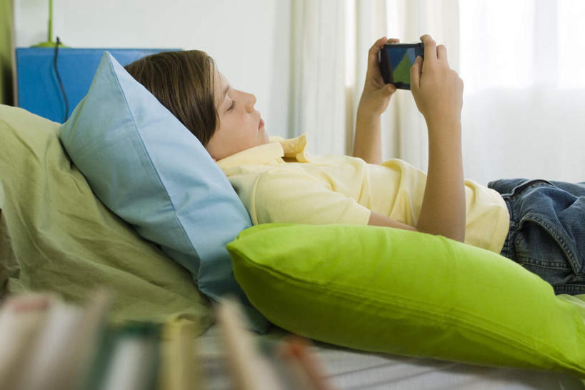 西方人,儿童,一个人,躺,横图,室内,白天,侧面,游戏,窗帘,床,靠垫,卧室,书籍,欧洲,欧洲人,仅一个男性,仅一个人,许多,握,服装,床单,靠枕,拿,玩,拿着,注视,休闲装,娱乐,被子,小孩,衣服,垫子,枕头,观察,看,仅一个小孩,休闲,休闲服,握着,服饰,单人床,游戏机,观看,活动,察看,掌上游戏机,被单,发泄,关注,消遣,智力,掌机,宣泄,卧着,男孩,男人,男性,白种人,孩子,书,图书,躺着,玩耍,卧,嬉戏,半身,彩图,睡房,卧房,男生