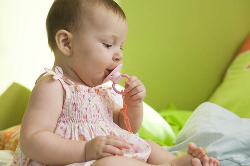 西方人,婴儿,儿童,一个人,坐,横图,室内,白天,侧面,纯洁,床,靠垫,卧室,欧洲,欧洲人,仅一个人,握,阴影,光线,影子,墙,床单,靠枕,拿,拿着,被子,墙壁,墙面,一个,小孩,粉色,阳光,垫子,枕头,可爱,握着,单人床,活泼,单个,奶嘴,含着,被单,宝宝,纯真,烂漫,无邪,伶俐,天真,白种人,孩子,坐着,半身,彩图,睡房,卧房