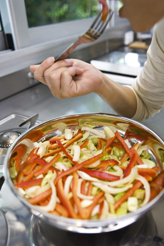 西方人,一个人,站,竖图,俯视,室内,白天,植物,厨房,窗户,欧洲,欧洲人,仅一个女性,仅一个人,握,阴影,不锈钢,不锈钢制,光线,不锈钢制品,叉子,平底锅,影子,灶台,拿,拿着,锅,玻璃窗,树,树木,一个,绿色,阳光,自然,站着,张嘴,仅一个中年女性,握着,生长,单个,成长,女人,女性,中年女性,白种人,张开嘴,站立,半身,彩图,高角度拍摄,灶间