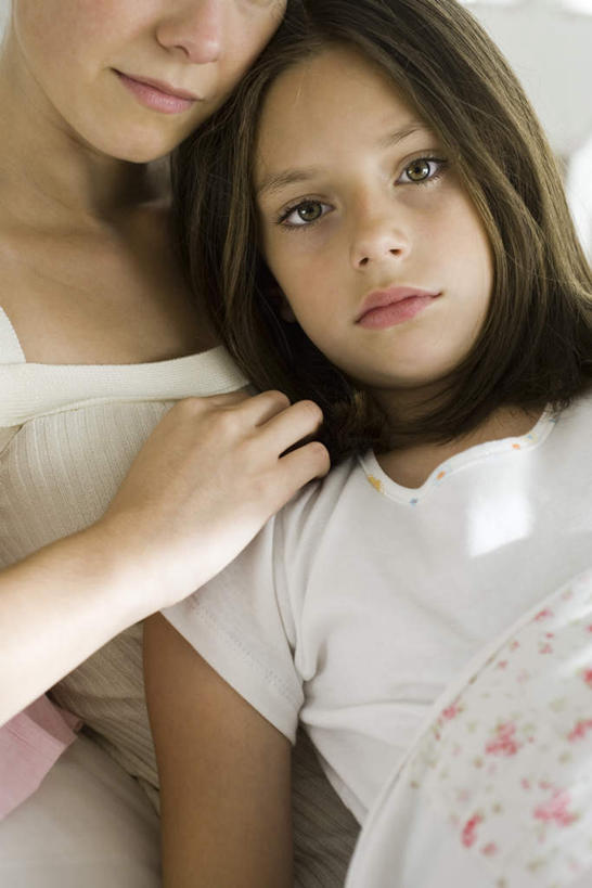 西方人,儿童,两个人,家庭,母亲,女儿,病人,躺,竖图,室内,白天,正面,纯洁,床,卧室,欧洲,欧洲人,服装,床单,休闲装,被子,小孩,衣服,休闲,温暖,温馨,母女,一家人,休闲服,可爱,母爱,童年,童趣,服饰,单人床,照顾,和睦,被单,关爱,关心,照料,童真,烂漫,无邪,卧着,天真,年轻女性,女孩,女人,女性,白种人,孩子,年轻人,患者,就医者,躺着,卧,半身,彩图,睡房,卧房,融洽,女生