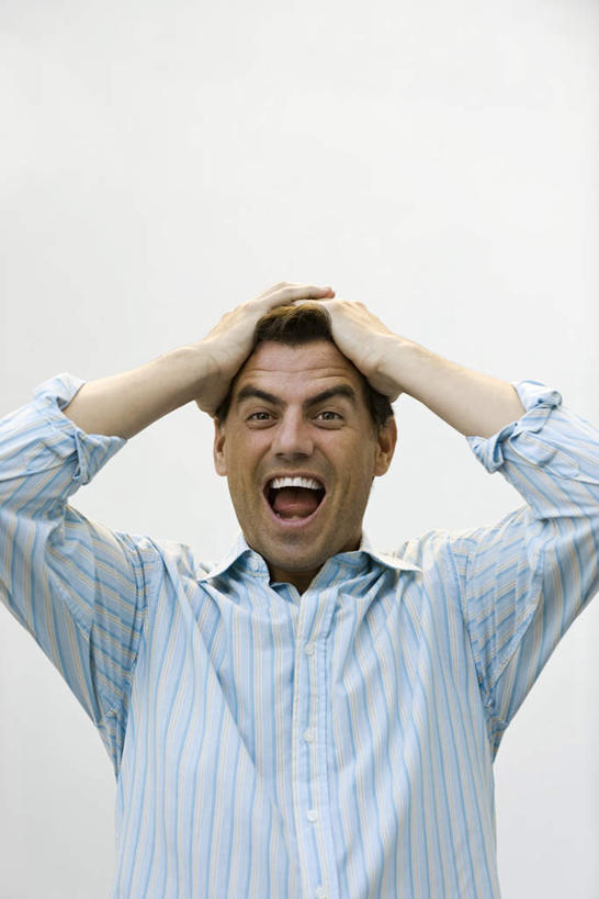 西方人,一个人,客厅,站,笑,大笑,竖图,室内,白天,正面,衬衫,兴奋,欧洲,欧洲人,仅一个男性,仅一个人,仅一个中年男性,墙,墙壁,墙面,站着,张嘴,双手抱头,起居室,张大嘴巴,哈哈大笑,男人,男性,中年男性,白种人,张开嘴,站立,半身,彩图,衬衣,高兴,狂笑,捂着