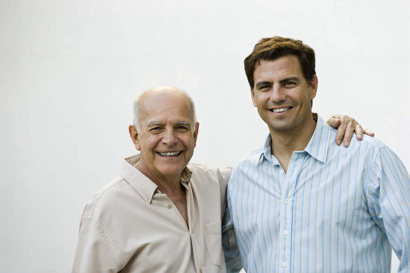 西方人,两个人,家庭,父亲,儿子,客厅,站,笑,微笑,露齿笑,横图,室内,白天,白色背景,正面,衬衫,欧洲,欧洲人,墙,墙壁,墙面,站着,温暖,温馨,父子,一家人,父爱,摄影,影棚,搭肩,和睦,起居室,搂着,老年男性,男人,中年男性,白种人,搂,站立,半身,彩图,影棚拍摄,衬衣,拍摄,融洽