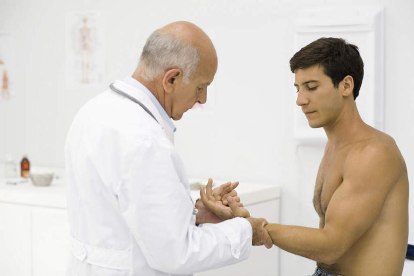 西方人,手,手腕,两个人,医生,病人,医院,站,横图,室内,白天,侧面,欧洲,欧洲人,检查,裸露,站着,医护人员,医疗人员,手部,白大褂,裸,医疗机构,老年男性,男人,男性,年轻男性,白种人,大夫,患者,就医者,站立,半身,彩图,病院,诊所