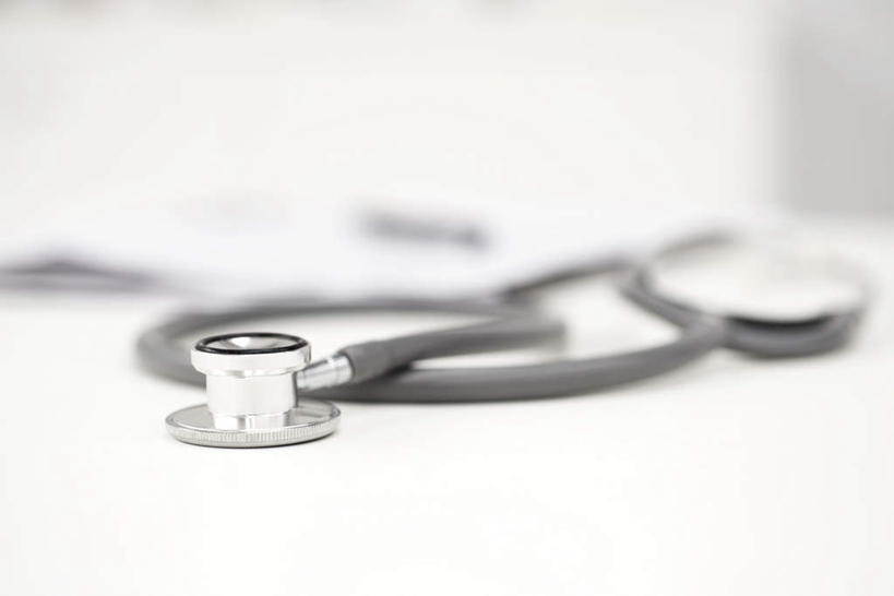 无人,医院,横图,俯视,室内,特写,白天,静物,朦胧,模糊,一个,听诊器,单个,医疗设备,医疗机构,彩图,高角度拍摄,病院,诊所