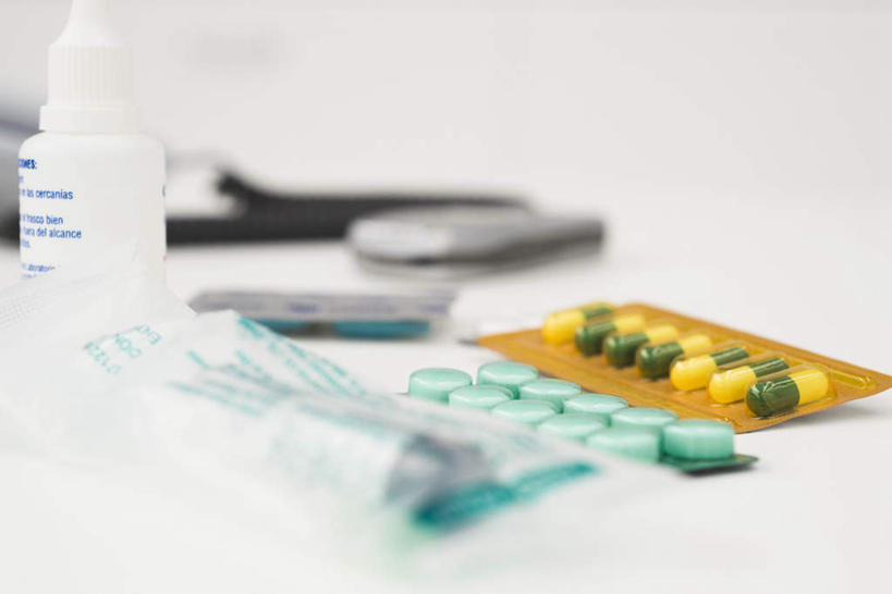 无人,医院,横图,俯视,室内,特写,白天,静物,药,朦胧,模糊,药丸,一个,听诊器,单个,医疗设备,医疗机构,彩图,高角度拍摄,病院,诊所