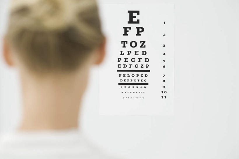 西方人,一个人,医生,医院,站,笑,微笑,横图,室内,白天,欧洲,欧洲人,仅一个年轻女性,仅一个女性,仅一个人,一排,朦胧,模糊,整齐,英文,标志,文字,字符,字母,标识,排列,背面,黑色,站着,医护人员,医疗人员,英文字母,队列,视力表,医疗机构,年轻女性,女人,女性,白种人,大夫,站立,半身,彩图,病院,诊所