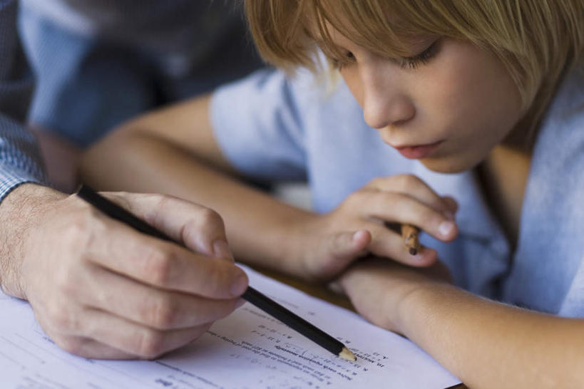 西方人,儿童,手,两个人,教师,站,坐,说,横图,室内,特写,白天,正面,讨论,纯洁,桌子,欧洲,欧洲人,握,笔,注视,书桌,小孩,课桌,观察,看,站着,教室,手部,可爱,童年,童趣,握着,观看,指导,察看,关注,童真,烂漫,无邪,辅导,交流,天真,男孩,男人,男性,年轻男性,白种人,孩子,讲师,教授,老师,沟通,讲话,交谈,商讨,说话,谈话,站立,坐着,半身,彩图,男生