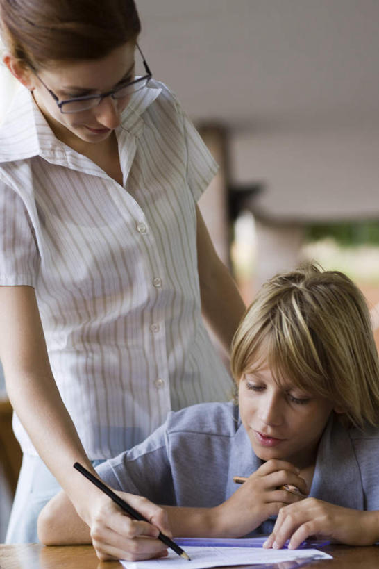 西方人,儿童,两个人,教师,坐,说,竖图,室内,白天,正面,讨论,纯洁,桌子,欧洲,欧洲人,握,笔,眼镜,书桌,小孩,课桌,教室,可爱,童年,童趣,握着,指导,近视眼镜,童真,烂漫,无邪,辅导,交流,天真,男孩,男人,男性,年轻女性,女人,女性,白种人,孩子,讲师,教授,老师,沟通,讲话,交谈,商讨,说话,谈话,坐着,半身,彩图,男生