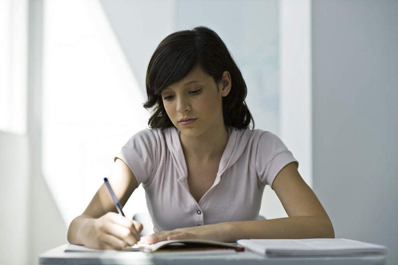 西方人,一个人,坐,横图,室内,白天,正面,桌子,欧洲,欧洲人,仅一个年轻女性,仅一个女性,仅一个人,写,阴影,服装,光线,影子,记事本,休闲装,书桌,衣服,阳光,本子,笔记本,课桌,休闲,教室,休闲服,服饰,认真,年轻女性,女人,女性,白种人,坐着,半身,彩图