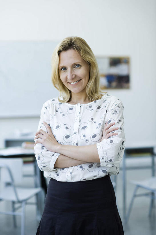 西方人,一个人,教师,站,笑,双手交叉,微笑,露齿笑,竖图,室内,白天,正面,桌子,欧洲,欧洲人,仅一个女性,仅一个人,服装,休闲装,书桌,衣服,课桌,站着,仅一个中年女性,休闲,教室,休闲服,服饰,双手抱胸,女人,女性,中年女性,白种人,讲师,教授,老师,站立,半身,彩图