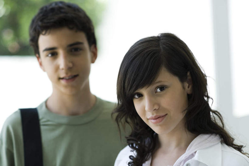 西方人,两个人,伙伴,朋友,站,笑,微笑,横图,室内,白天,正面,友谊,欧洲,欧洲人,服装,朦胧,模糊,休闲装,衣服,站着,休闲,同学,休闲服,服饰,友情,男人,男性,年轻男性,年轻女性,女人,女性,白种人,站立,半身,彩图