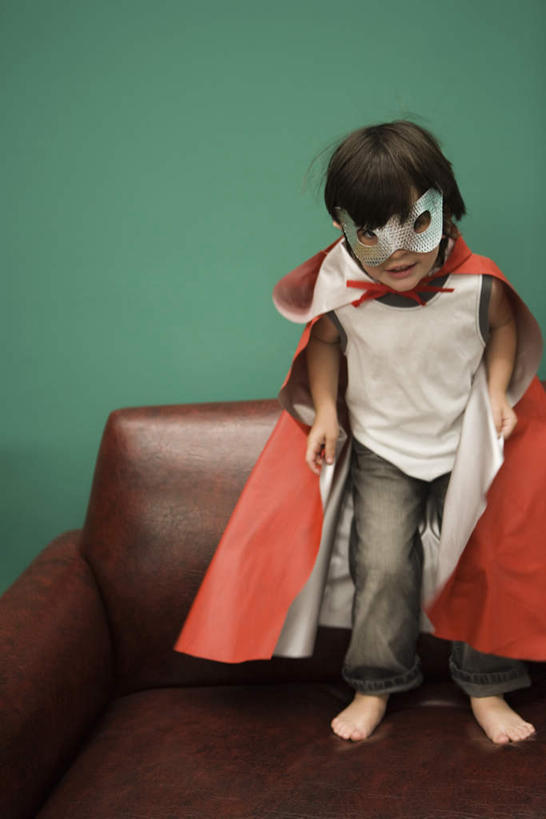 西方人,儿童,一个人,站,竖图,室内,白天,正面,纯洁,沙发,欧洲,欧洲人,仅一个男性,仅一个人,绿色背景,服装,面具,墙,休闲装,墙壁,墙面,小孩,衣服,站着,仅一个小孩,休闲,休闲服,披风,可爱,童年,童趣,模仿,摄影,服饰,影棚,正义,超人,童真,烂漫,无邪,超级英雄,英雄,超能力,公理,天真,男孩,男人,男性,白种人,孩子,站立,半身,彩图,影棚拍摄,拍摄,男生,皮沙发