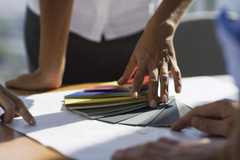 西方人,手,背部,三个人,同事,商务人士,商务男性,商务女性,办公室,站,横图,室内,特写,白天,正面,衬衫,成功,合作,团队,集体,信心,窗户,桌子,欧洲,欧洲人,一排,许多,阴影,套装,整齐,光线,影子,办公桌,领带,队伍,玻璃窗,排列,阳光,站着,手部,色板,领导,成就,队列,商务装,合伙,领袖,工薪阶层,男人,男性,年轻男性,年轻女性,女人,女性,白种人,年轻人,白领,上班族,站立,半身,彩图,衬衣