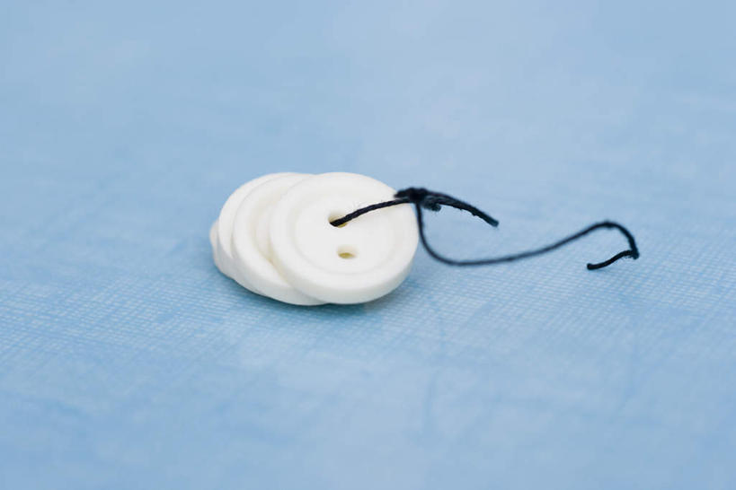 无人,横图,俯视,室内,白天,桌面,桌子,蓝色背景,线,纽扣,扣子,两个,白色,摄影,影棚,彩图,高角度拍摄,影棚拍摄,拍摄