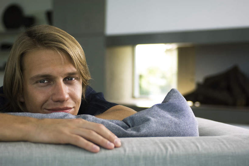 西方人,一个人,客厅,坐,笑,微笑,横图,室内,白天,正面,沙发,欧洲,欧洲人,仅一个男性,仅一个人,朦胧,模糊,仅一个年轻男性,起居室,男人,男性,年轻男性,白种人,坐着,半身,彩图,皮沙发