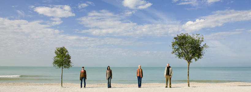 西方人,四个人,夫妻,伙伴,朋友,站,横图,室内,白天,正面,爱情,友谊,海浪,海洋,沙滩,欧洲,欧洲人,一排,整齐,沙子,海岸,浪花,云,云朵,沙地,浪漫,云彩,排列,蓝色,白云,蓝天,天空,海水,天,站着,恩爱,恋人,队列,海景,友情,老年男性,老年女性,男人,男性,年轻男性,年轻女性,女人,女性,白种人,情侣,大海,风浪,海,海水的波动,海滩,近岸浪,涌浪,站立,半身,彩图,伴侣