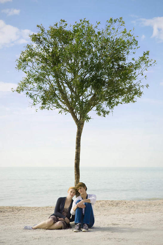 西方人,两个人,坐,竖图,室外,白天,正面,爱情,海浪,海洋,沙滩,树林,植物,欧洲,欧洲人,沙子,海岸,浪花,云,云朵,沙地,浪漫,云彩,树,树木,蓝色,绿色,白云,蓝天,天空,自然,海水,天,温暖,温馨,恩爱,恋人,生长,成长,和睦,海景,男人,男性,年轻男性,年轻女性,女人,女性,白种人,情侣,大海,风浪,海,海水的波动,海滩,近岸浪,涌浪,坐着,彩图,全身,伴侣,融洽