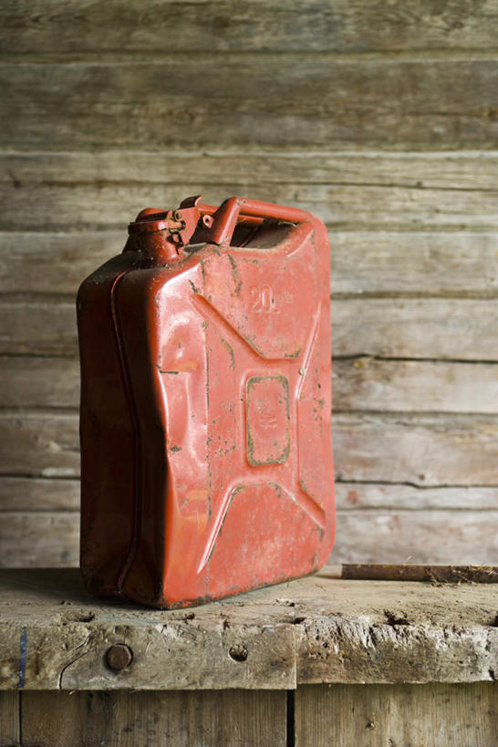 无人,竖图,室内,特写,白天,正面,地板,桶,地面,木地板,一个,红色,容器,能源,单个,储藏,储存,汽油,彩图,贮存