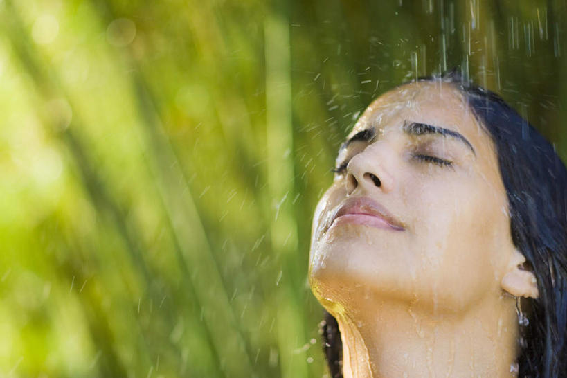 西方人,脸,头,脸颊,一个人,站,闭眼,横图,室外,特写,白天,正面,雨,植物,暴雨,大雨,欧洲,欧洲人,仅一个年轻女性,仅一个女性,仅一个人,阴影,飞溅,朦胧,模糊,溅,光线,液体,影子,水滴,夏季,水珠,树,树木,绿色,阳光,自然,夏日,夏天,站着,流动,生长,成长,细雨,喷洒,炎天,年轻女性,女人,女性,白种人,头部,脸部,脸蛋,面部,小雨,闭眼睛,闭着眼,闭着眼睛,抬头,仰头,站立,半身,彩图