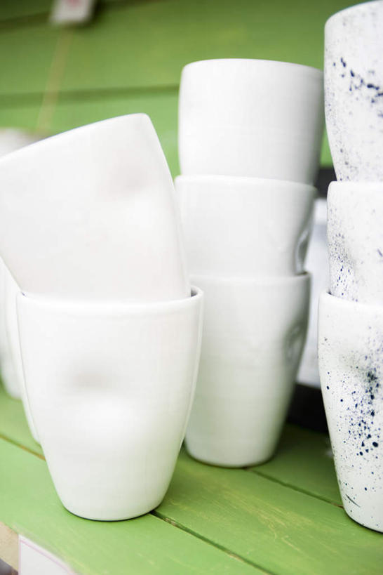 无人,竖图,室内,特写,白天,正面,桌面,桌子,静物,杯子,一堆,堆叠,堆积,朦胧,模糊,瓷器,斑点,咖啡杯,陶瓷制品,白色,黑色,堆,瓷杯,彩图