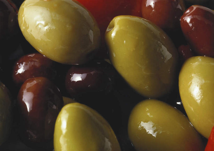 无人,横图,俯视,室内,特写,白天,橄榄,静物,水果,许多,新鲜,生食,橄榄油,食品,果实,食物,绿色,黑色,摄影,有机食品,绿色食品,影棚,青果,白榄,彩图,高角度拍摄,影棚拍摄,拍摄