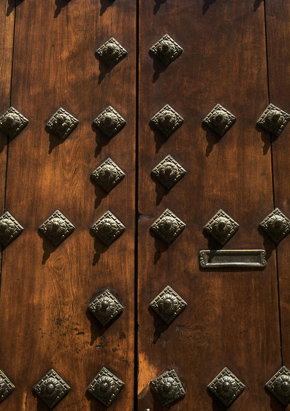 无人,竖图,室外,白天,正面,门,雕塑,一排,许多,阴影,艺术,整齐,装饰,反射,光线,金属,雕刻,雕像,影子,石雕,排列,阳光,工艺品,门框,纪念,美术,队列,主题,陈列,功能,美学,彩图