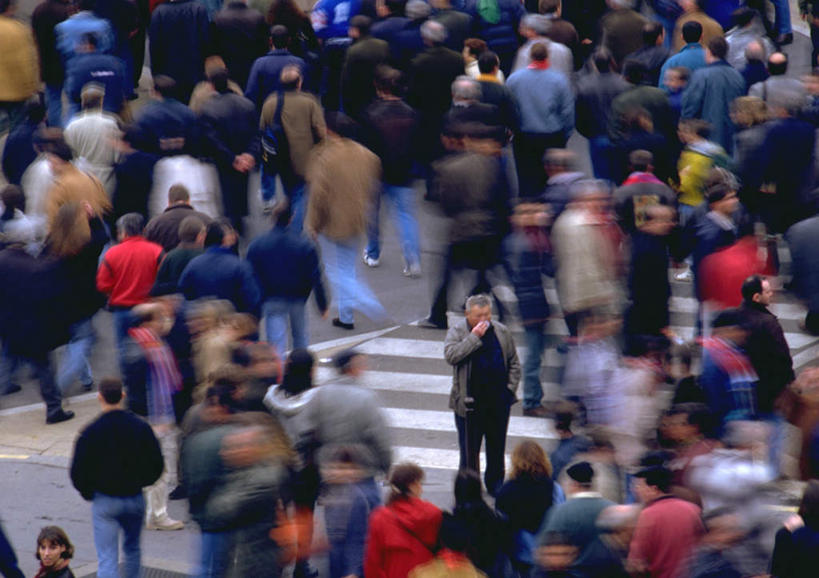 西方人,站,横图,室外,白天,正面,道路,路,人行横道,公路,欧洲,欧洲人,朦胧,模糊,人行道,交通,许多人,站着,一群人,人行横道线,男人,男性,年轻男性,年轻女性,女人,女性,白种人,斑马线,马路,站立,彩图,全身
