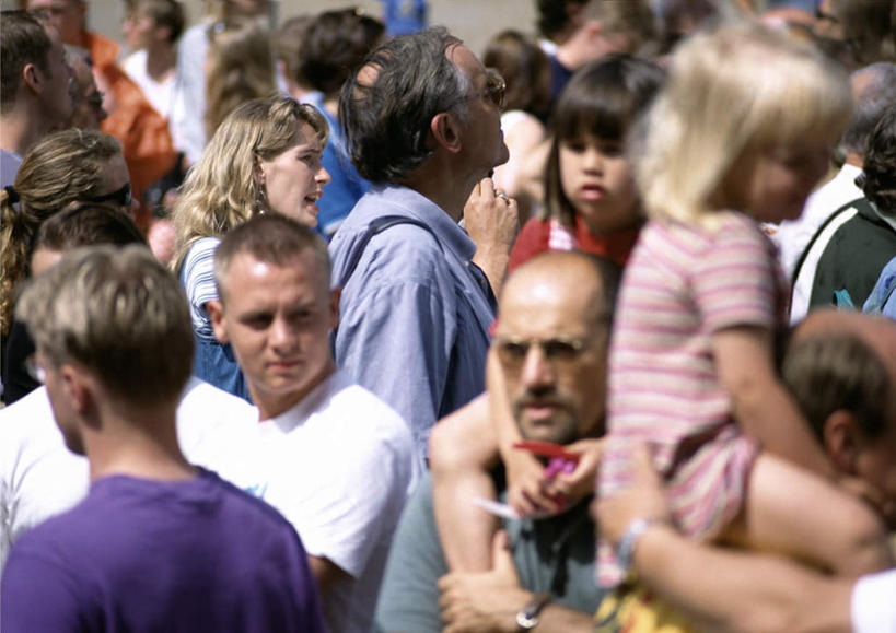 西方人,儿童,家庭,父亲,女儿,站,横图,室外,白天,正面,纯洁,欧洲,欧洲人,阴影,光线,眼镜,影子,泳镜,许多人,小孩,骑,阳光,游泳眼镜,扛,站着,一群人,温暖,温馨,父女,一家人,父爱,可爱,童年,童趣,和睦,童真,烂漫,无邪,扛在肩上,骑在肩上,天真,男人,男性,年轻男性,年轻女性,女孩,白种人,孩子,年轻人,站立,彩图,全身,融洽,女生