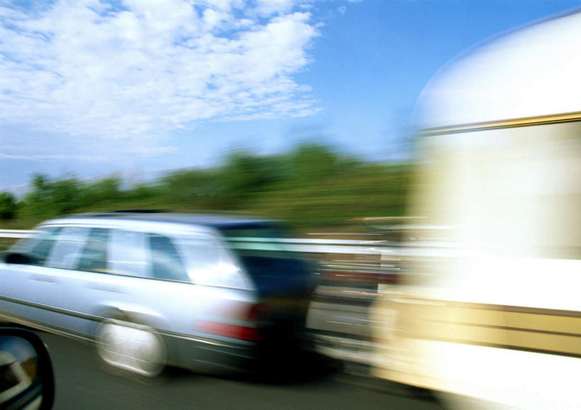 无人,横图,室外,白天,正面,植物,道路,路,公路,汽车,三辆,阴影,朦胧,模糊,光线,影子,云,云朵,交通,云彩,车,树,树木,蓝色,绿色,白云,蓝天,天空,阳光,自然,交通工具,轿车,天,行驶,生长,成长,马路,彩图