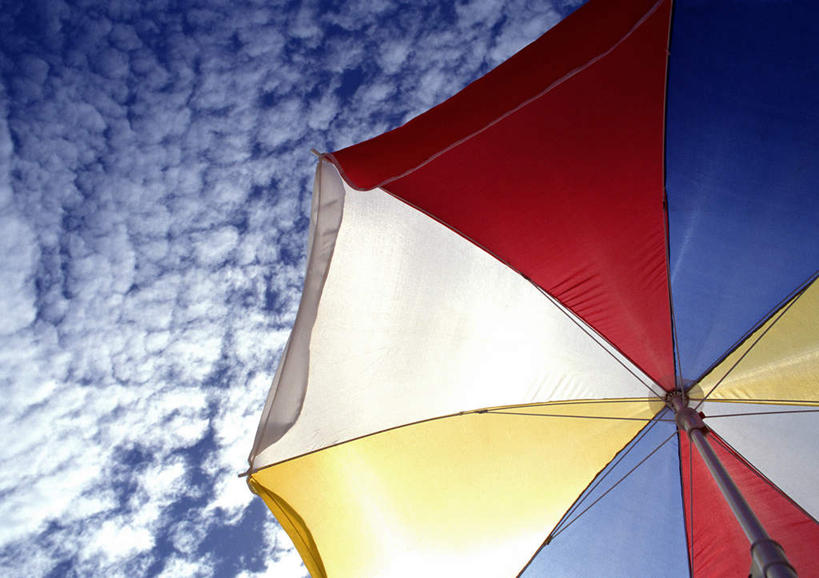 无人,横图,室外,白天,仰视,太阳,阴影,光线,格子,伞,影子,雨伞,遮阳伞,云,云朵,云彩,阳伞,一个,蓝色,白云,蓝天,天空,阳光,天,单个,彩图,低角度拍摄