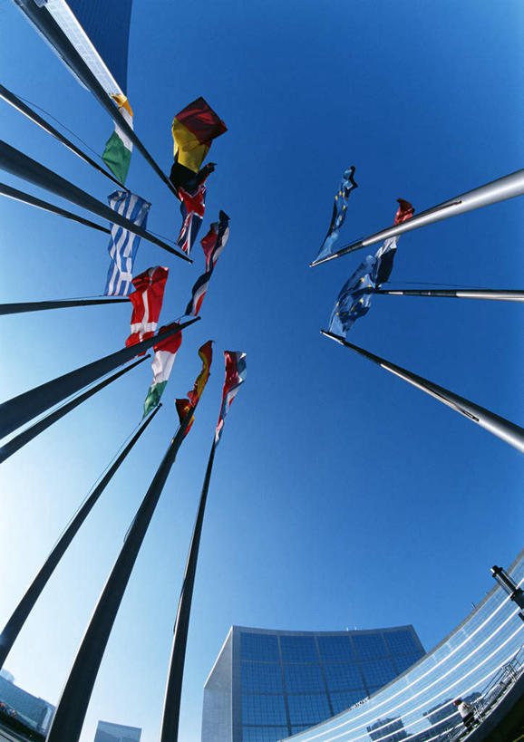 无人,高楼大厦,竖图,室外,白天,仰视,大厦,建筑,摩天大楼,旗帜,国旗,旗杆,蓝色,蓝天,天空,英国国旗,天,法国国旗,德国国旗,旗,彩图,低角度拍摄,大楼,高层建筑,高楼,摩天楼,爱尔兰国旗,希腊国旗