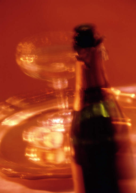 无人,竖图,室内,特写,白天,正面,静物,红色背景,朦胧,模糊,玻璃制品,酒瓶,玻璃瓶,瓶子,摄影,影棚,一瓶,彩图,影棚拍摄,拍摄