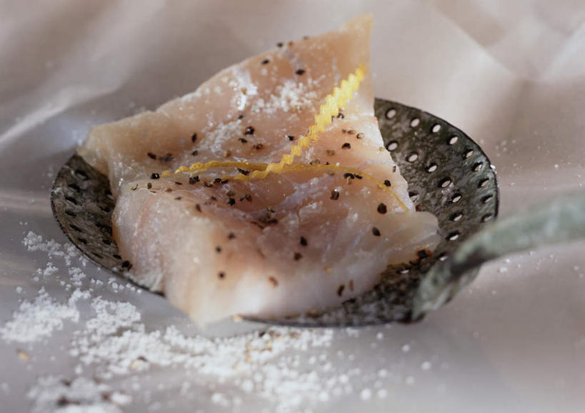 无人,横图,俯视,室内,特写,白天,烹饪,西餐,餐桌,桌子,静物,厨具,一块,肉,鱼肉,料理,食品,菜肴,美食,肉类,食物,西式,佳肴,餐台,肉食,漏勺,鳕鱼,储藏用具,彩图,高角度拍摄