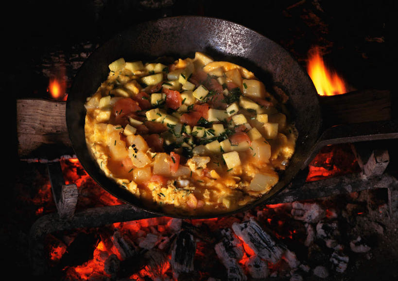 无人,横图,室内,特写,白天,正面,烹饪,西餐,餐桌,土豆,静物,火,火焰,蛋,鸡蛋,料理,食品,煎蛋卷,锅,菜肴,美食,食物,西式,佳肴,餐台,馍馍蛋,洋芋,山药蛋,马铃薯,彩图