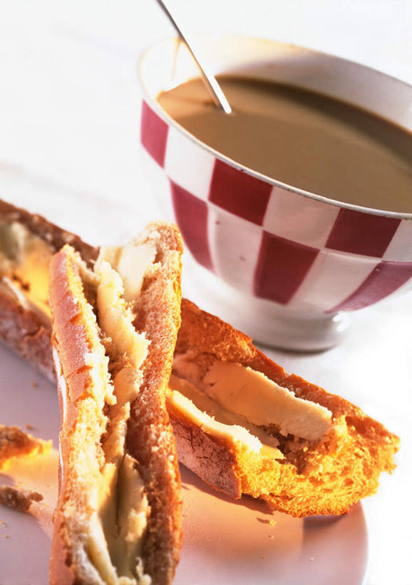 点心,面包,无人,餐厅,竖图,室内,特写,白天,正面,餐桌,桌子,静物,杯子,瓷器,勺子,食品,面点,咖啡杯,陶瓷制品,食物,糕点,调羹,汤匙,热巧克力,摄影,影棚,餐台,瓷杯,热可可,美禄,热朱古力,彩图,影棚拍摄,拍摄,餐馆,饭店,饭馆