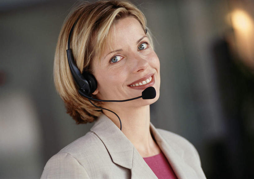 西方人,中年人,一个人,商务人士,商务女性,办公室,站,横图,室内,白天,正面,衬衫,欧洲,欧洲人,仅一个女性,仅一个人,套装,朦胧,模糊,话务员,耳机,耳麦,话筒,站着,仅一个中年女性,麦克风,商务装,工薪阶层,客服人员,电话销售,中年女性,白种人,白领,接线员,上班族,站立,半身,彩图,衬衣