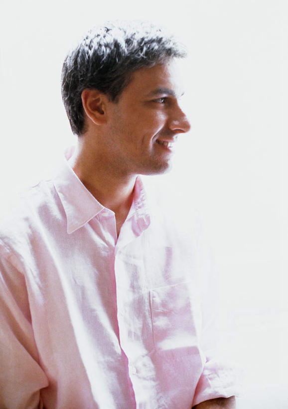 西方人,一个人,站,笑,微笑,露齿笑,竖图,室内,白天,正面,衬衫,欧洲,欧洲人,仅一个男性,仅一个人,仅一个年轻男性,站着,男人,男性,年轻男性,白种人,站立,半身,彩图,衬衣