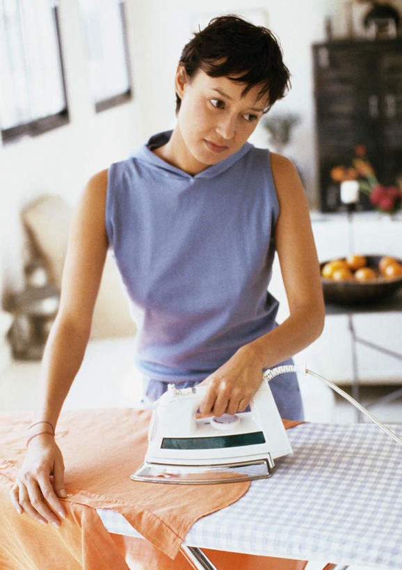 西方人,一个人,站,竖图,室内,白天,正面,欧洲,欧洲人,仅一个年轻女性,仅一个女性,仅一个人,服装,拿,拿着,熨烫,衣服,站着,服饰,烫衣板,熨衣板,家居用品,电熨板,烫衣,家庭用品,年轻女性,女人,女性,白种人,站立,半身,彩图